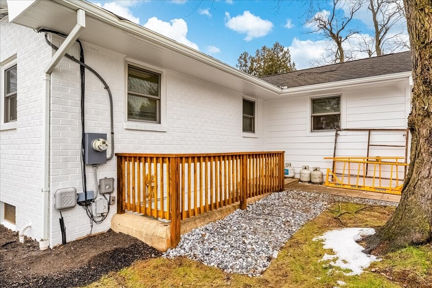 More Photos Of 611 Nursery Rd, Westminster Office For Sale