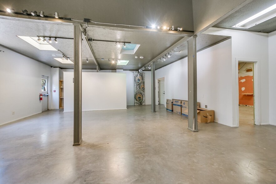 More Photos Of 1701 Evergreen Ave, Austin Light Distribution For Lease