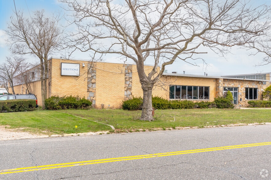 More Photos Of 85 Schmitt Blvd, Farmingdale Warehouse For Lease