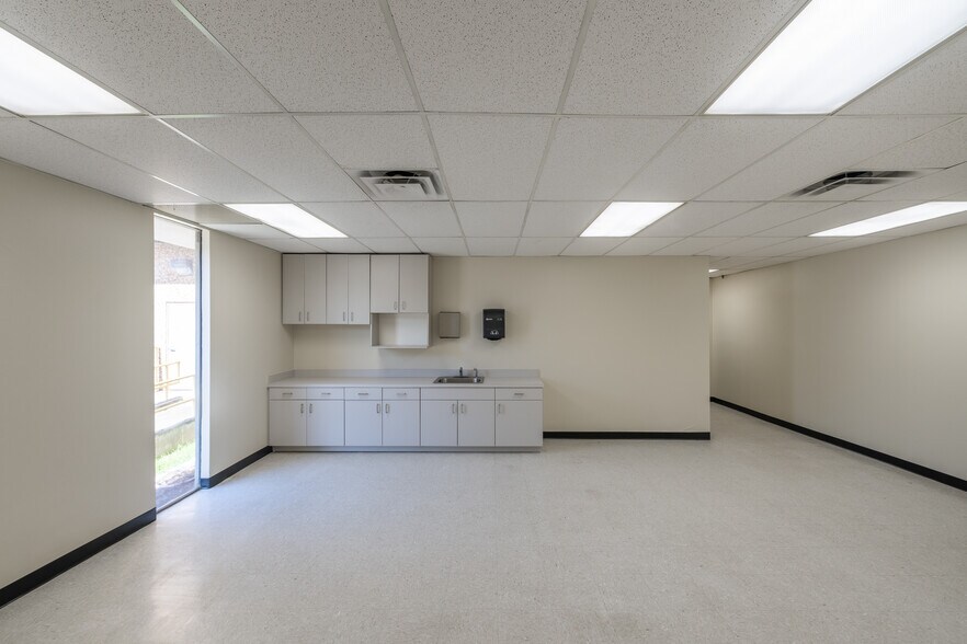 More Photos Of 1030 Ellis Rd N, Jacksonville Warehouse For Lease