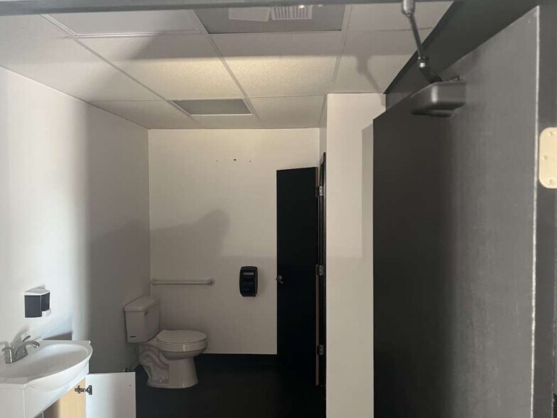 More Photos Of 1120 E Sen Carlos Truan Blvd, Kingsville Restaurant For Sale