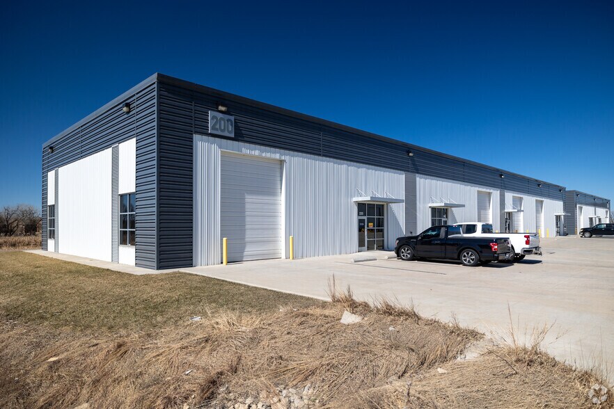 More Photos Of 4615 N Cypress St, Bel Aire Industrial For Lease