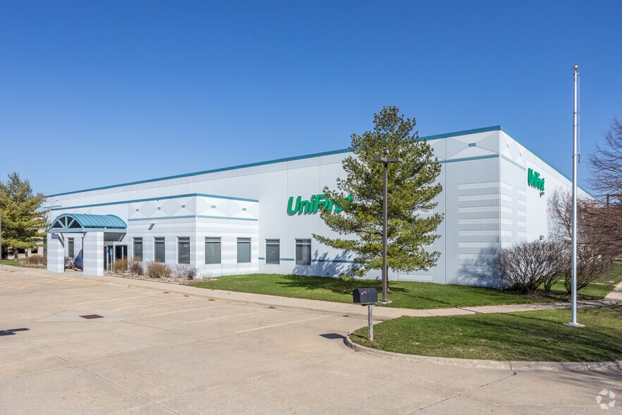Primary Photo Of 2401 SE Creekview Dr, Ankeny Distribution For Lease