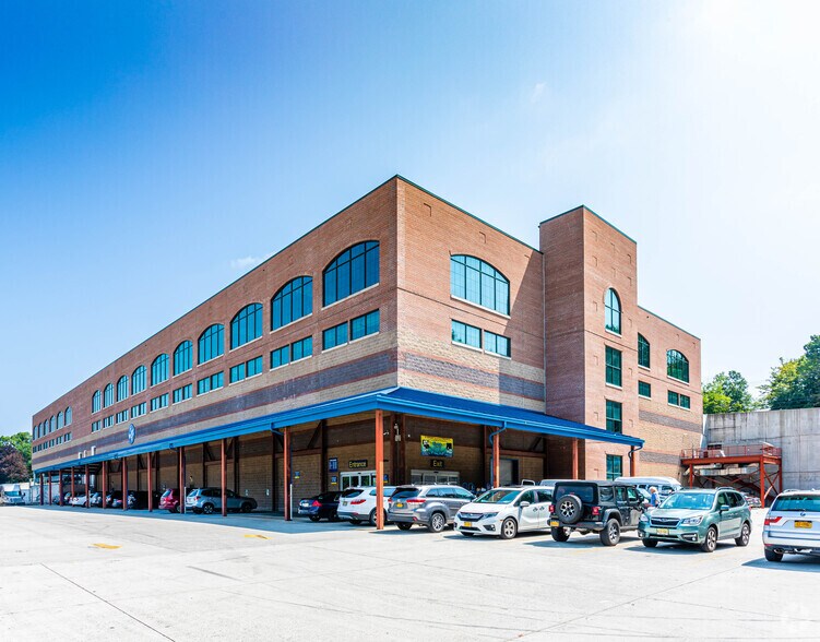 More Photos Of 100 Corporate Dr, Blauvelt Showroom For Lease