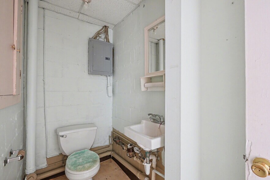 More Photos Of 9420-9424 MO-100, New Haven General Retail For Sale