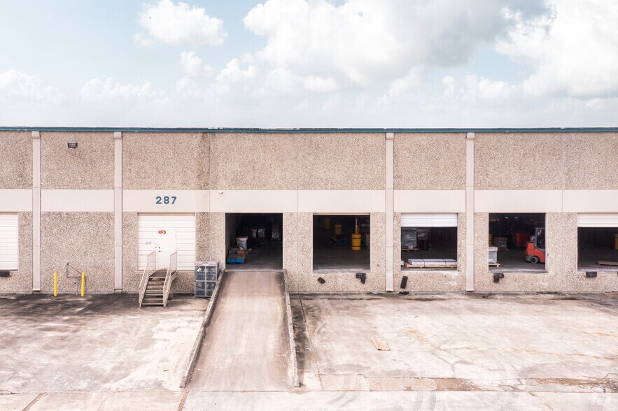 More Photos Of 245 Mccarty Rd, Houston Unknown For Lease