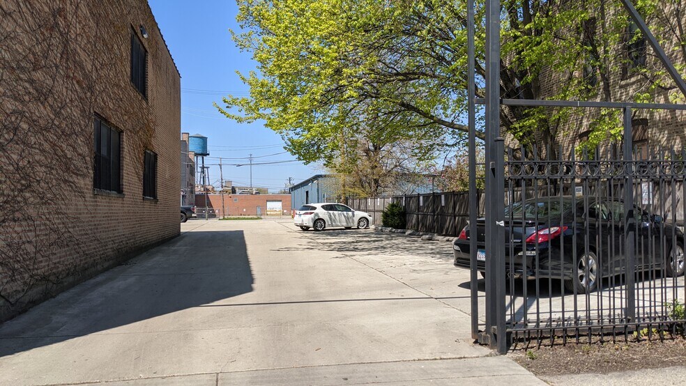 More Photos Of 1700 W Hubbard St, Chicago Light Distribution For Lease