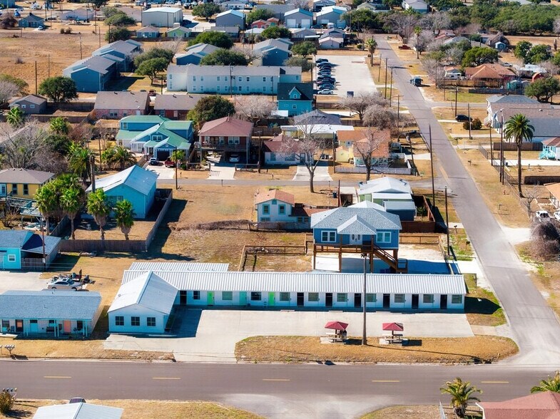 Primary Photo Of 907 S Church St, Rockport Hotel For Sale