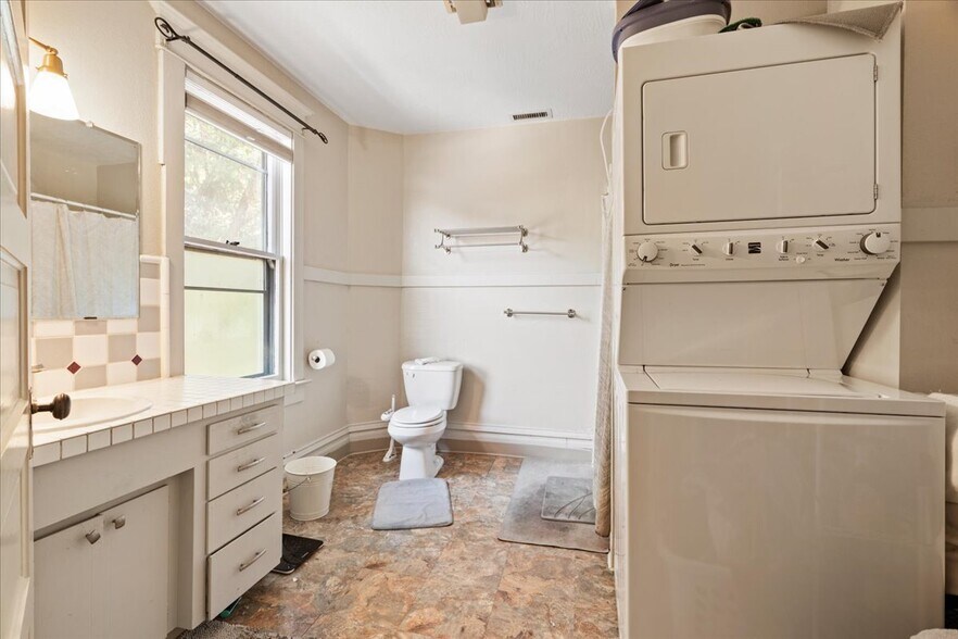 More Photos Of 707 NE 5th St, McMinnville Office For Sale