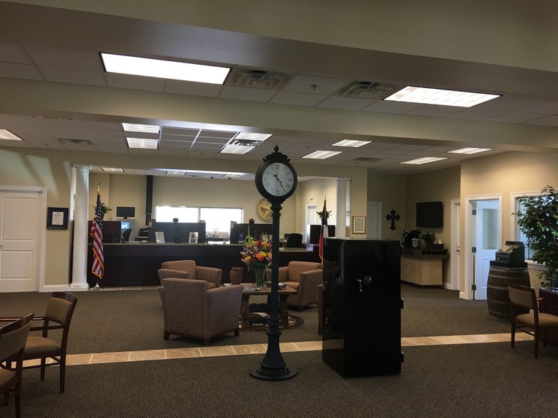 More Photos Of 1100 W Main St, Tomball Office For Lease