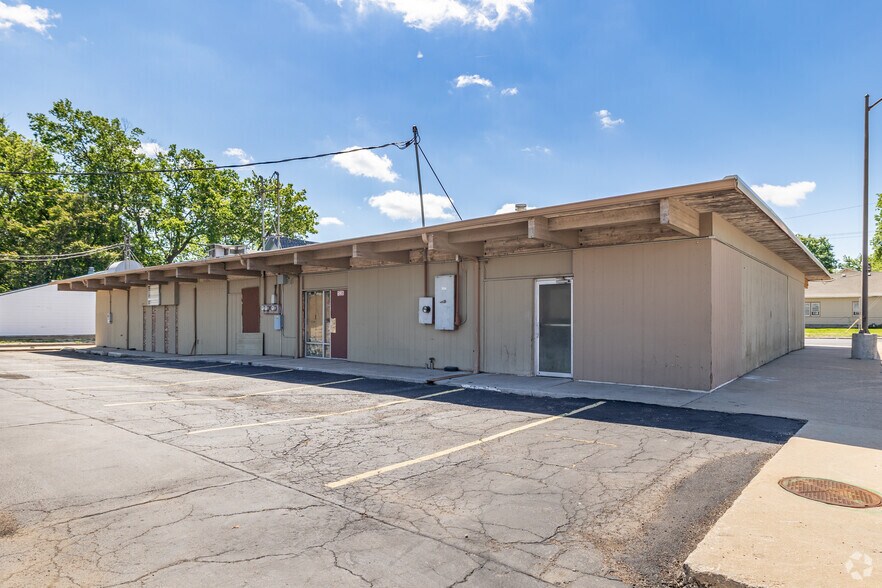 More Photos Of 1328-1336 SW 17th St, Topeka General Retail For Sale