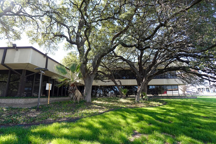 More Photos Of 6224 W Interstate 10, San Antonio Office For Sale
