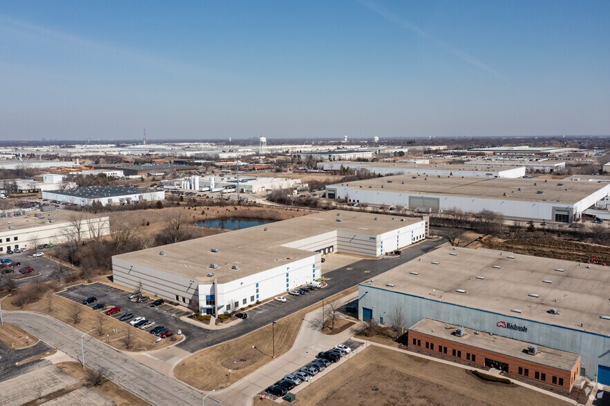 More Photos Of 417-419 Village Dr, Carol Stream Warehouse For Lease