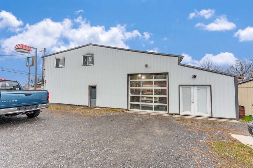 More Photos Of 812 N Pike St, Grafton Auto Dealership For Lease