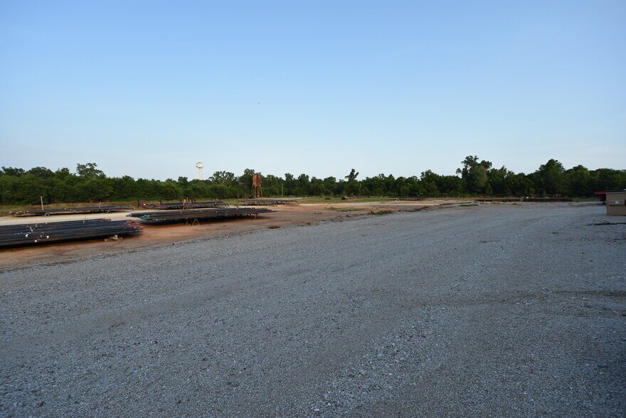 More Photos Of 701 W Broadway, Seminole Manufacturing For Sale