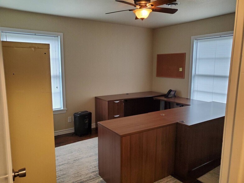 More Photos Of 5605 George Bush Dr, Katy Medical For Lease