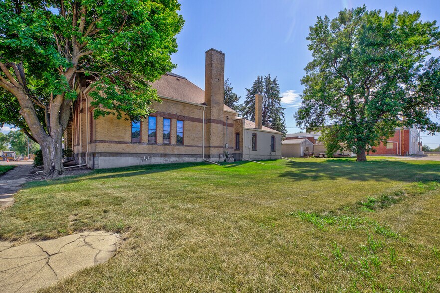 More Photos Of 2001 10th St, Emmetsburg General Retail For Sale