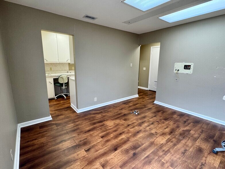 More Photos Of 611 N Esplanade St, Cuero Medical For Sale