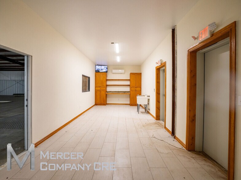 More Photos Of 6600 S I 35 Service Rd, Oklahoma City Flex For Lease