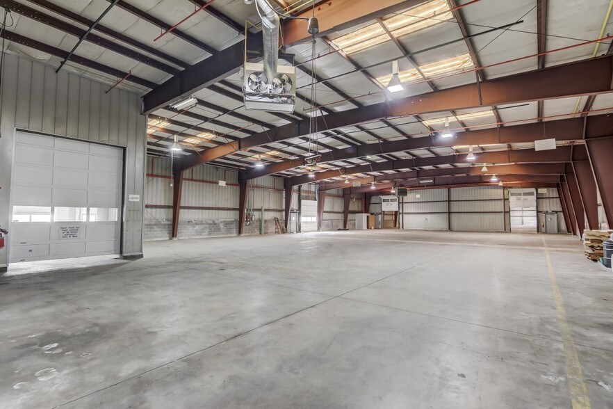 More Photos Of 2064 N Woodford St, Decatur Warehouse For Lease