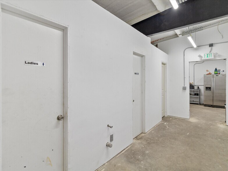More Photos Of 700 N Main St, Lexington Warehouse For Lease