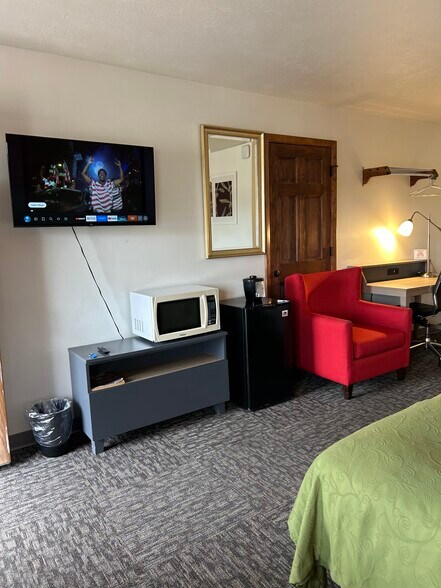 More Photos Of 332 E Onota St, Munising Hotel For Sale