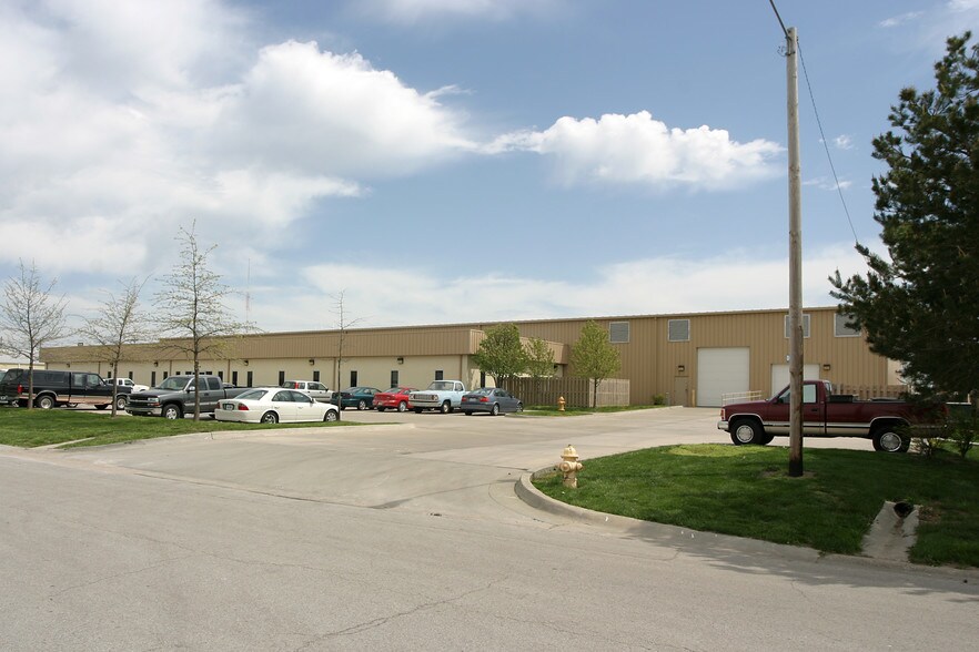 More Photos Of 1009-1013 SE Browning Ave, Lees Summit Research And Development For Lease