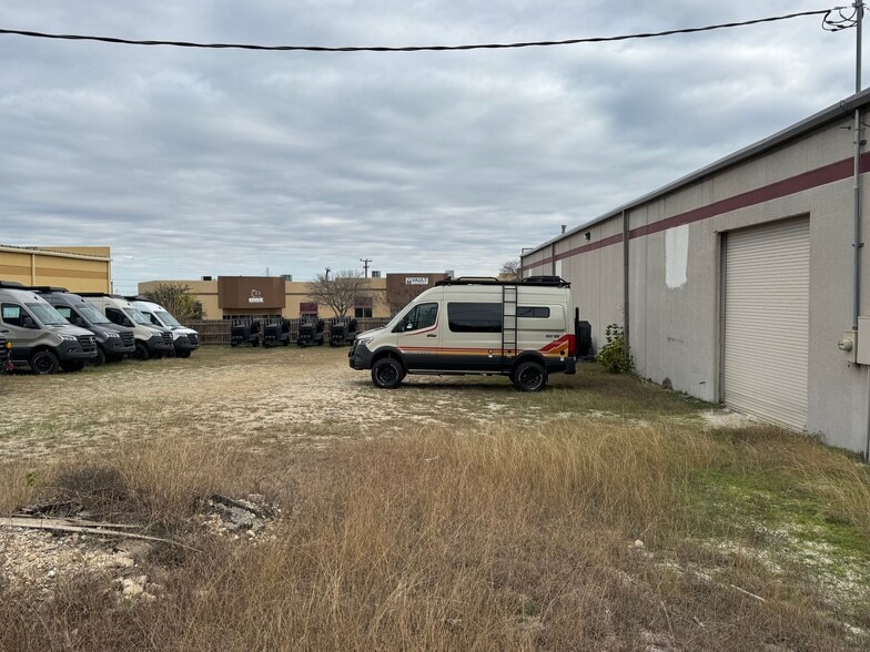 More Photos Of 16131 College Oak Dr, San Antonio Warehouse For Lease