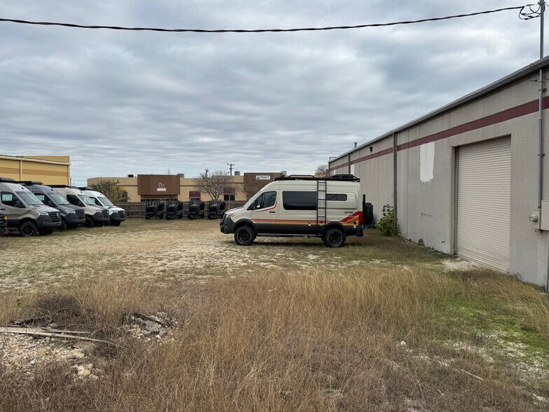 More Photos Of 16131 College Oak Dr, San Antonio Warehouse For Lease