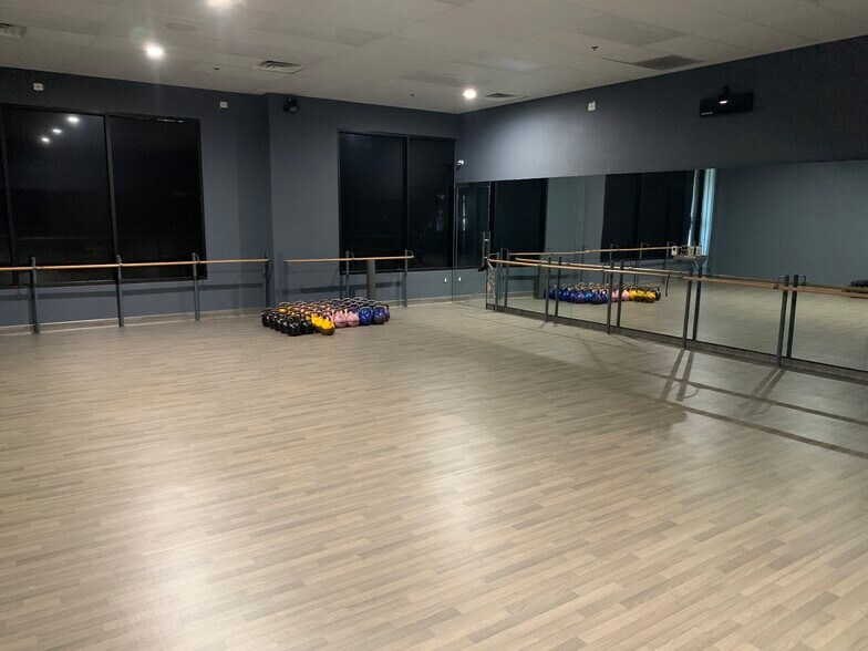 More Photos Of 670 S Green Valley Pky, Henderson Storefront Retail Office For Sale