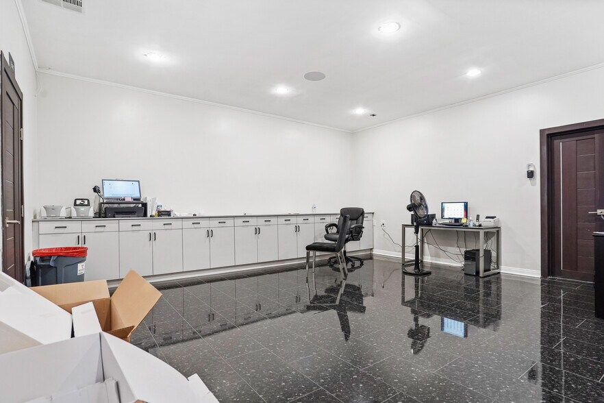 More Photos Of 6450 Bellingham Ave, North Hollywood Storefront Retail Office For Sale