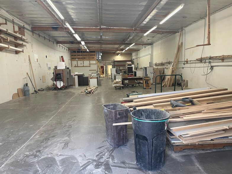 More Photos Of 8585-8587 Canoga Ave, Canoga Park Service For Lease
