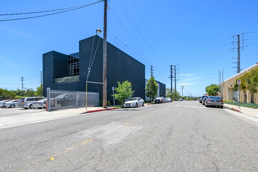 More Photos Of 2200 Michigan Ave, Santa Monica Loft Creative Space For Lease