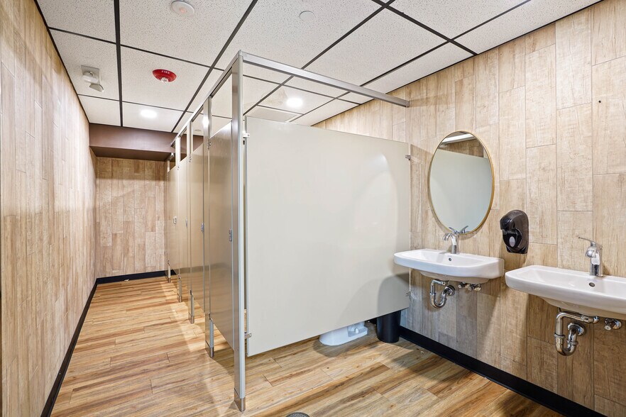 More Photos Of 801 N Fee St, Helena Bar For Sale