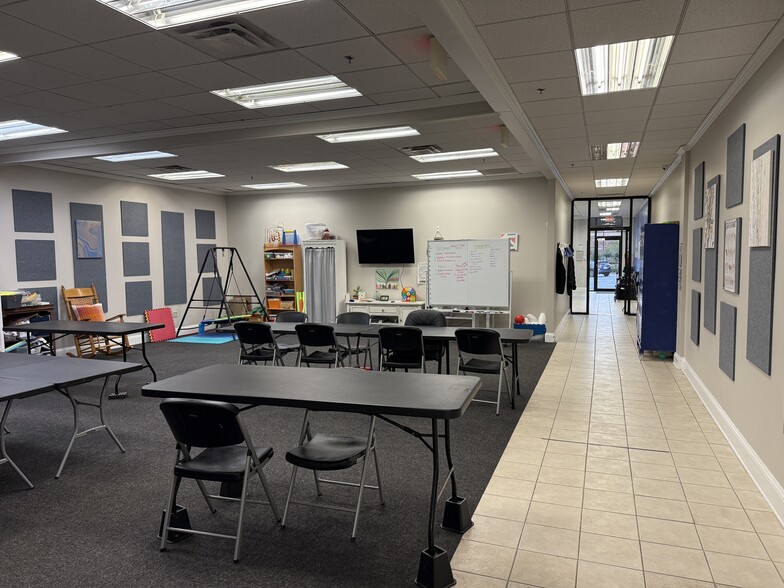 More Photos Of 120 Arnold Mill Park, Woodstock Light Distribution For Lease
