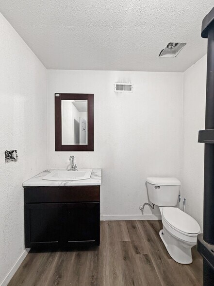 More Photos Of 10980 NE Hubbell Rd, Maxwell Industrial For Sale