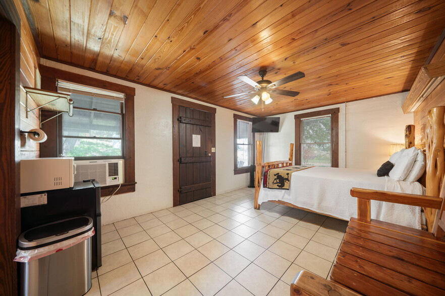 More Photos Of 1103 Maple St, Bandera Hotel For Sale