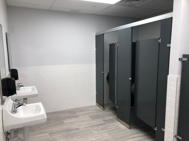 More Photos Of 595 S Broadway, Hicksville Warehouse For Lease