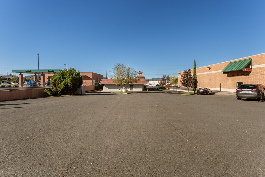 More Photos Of 1347 NE Stephens St, Roseburg Restaurant For Sale