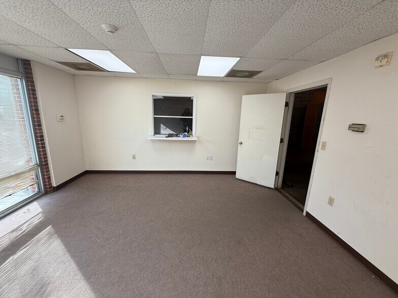 More Photos Of 150 Southmoore Ave, Aberdeen Warehouse For Lease