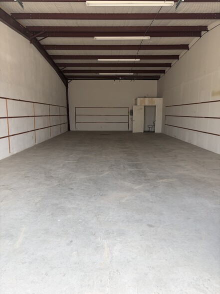 More Photos Of 4614 DC Dr, Tyler Warehouse For Lease