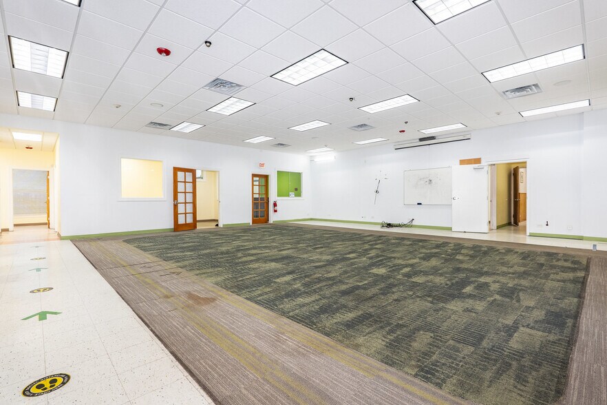 More Photos Of 7541 N Western Ave, Chicago Office For Sale