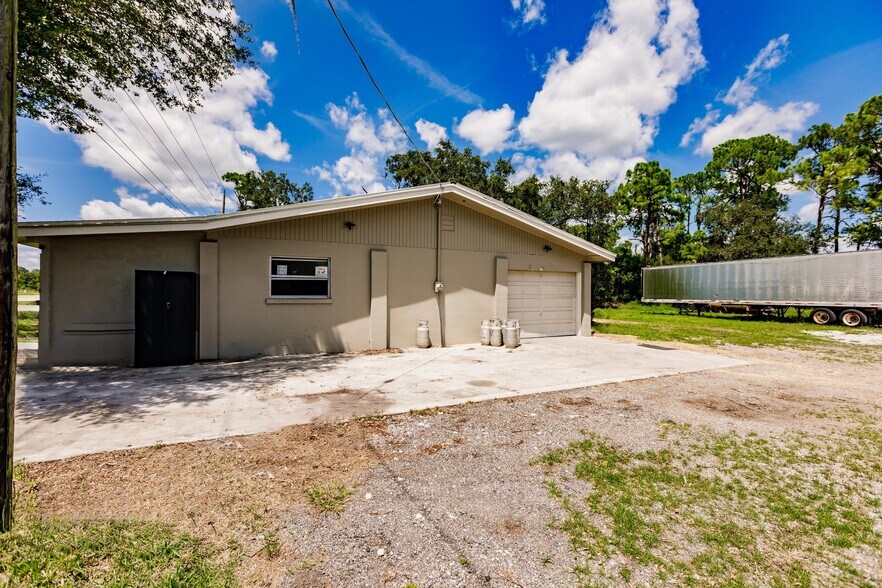 More Photos Of 19431 Palm Beach Blvd, Alva Flex For Lease