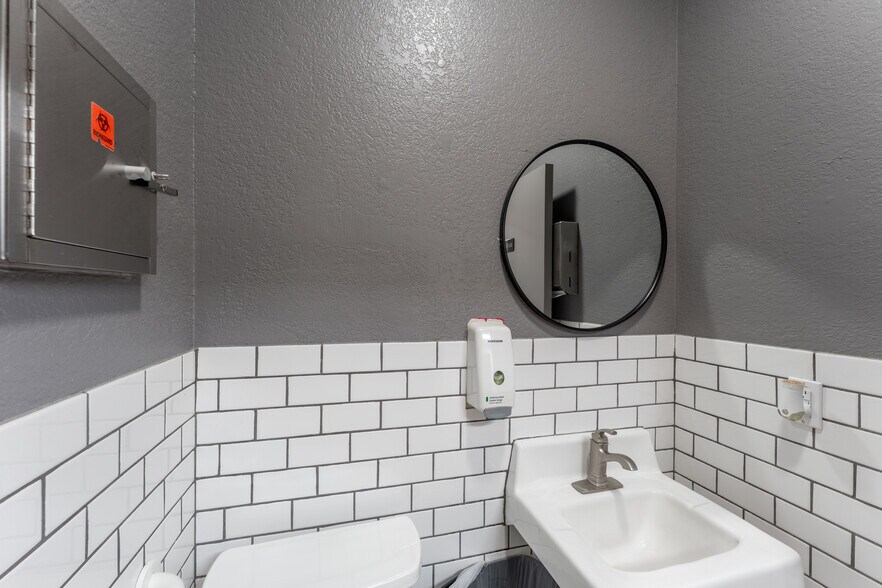 More Photos Of 2003 Medical Pky, San Marcos Medical For Sale