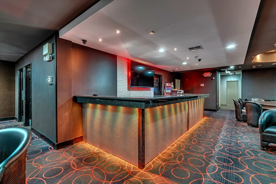 More Photos Of 1137 Bordentown Rd, Burlington Bar For Sale