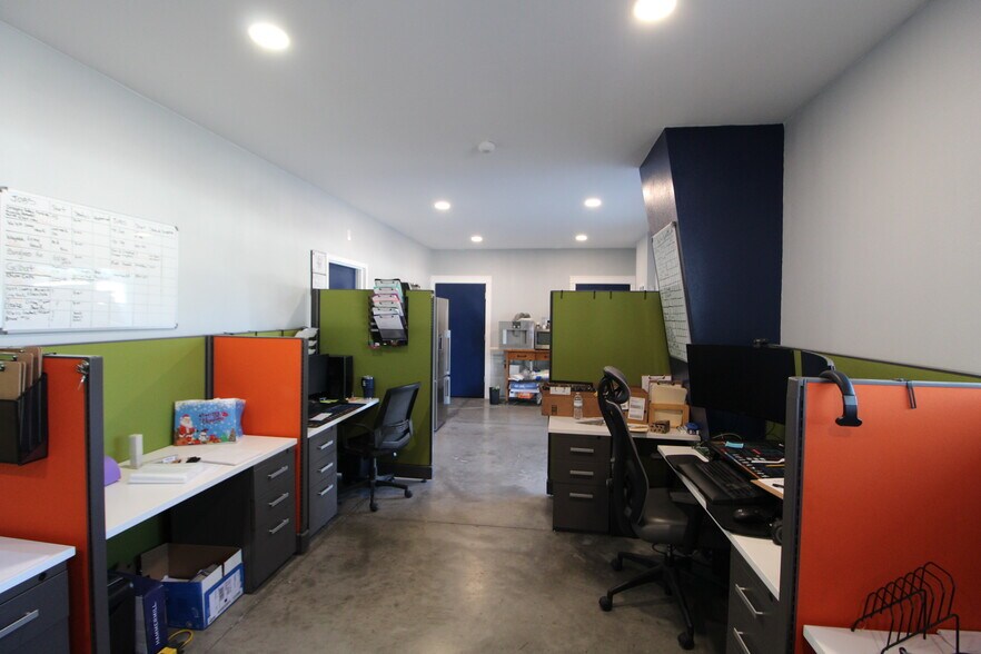 More Photos Of 3221 59th Dr E, Bradenton Warehouse For Lease