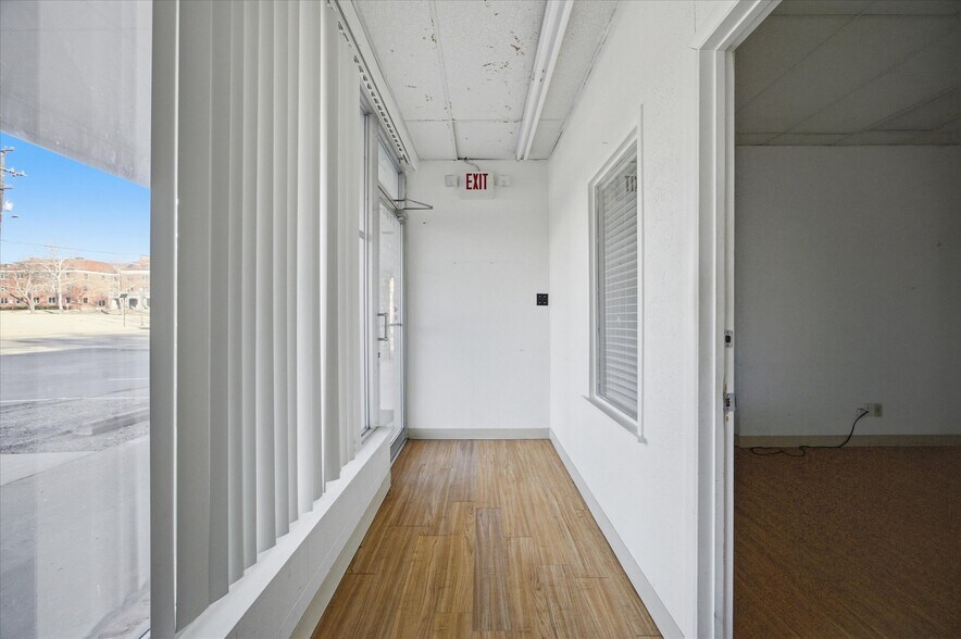 More Photos Of 2108 Monroe St, Commerce Showroom For Lease