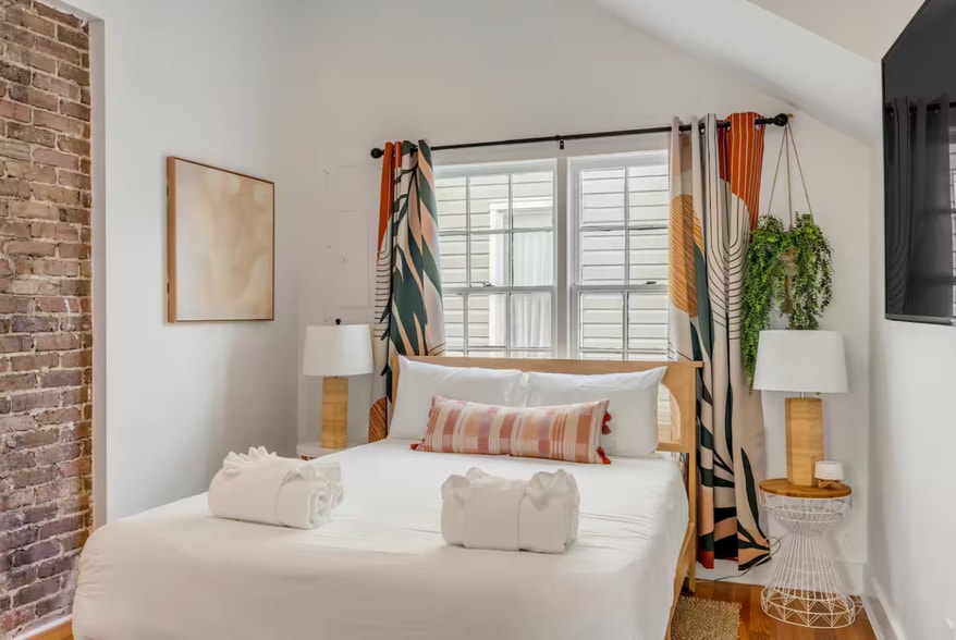 More Photos Of 140 Spring St, Charleston Hospitality For Sale