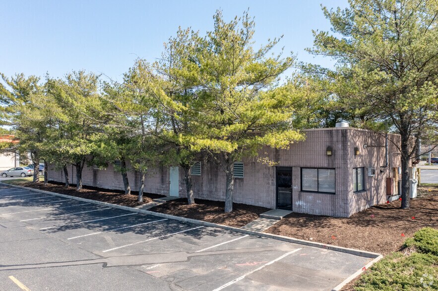 More Photos Of 1750 Veterans Memorial Hwy, Islandia Freestanding For Lease