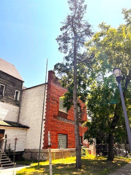 More Photos Of 1032-1038 12th Ave, Grafton Flex For Lease